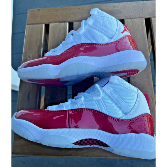 DS Air Jordan 11 Varsity Red Cherry 2022 US Youth Size 6.5 Football performance - Picture 2 of 13